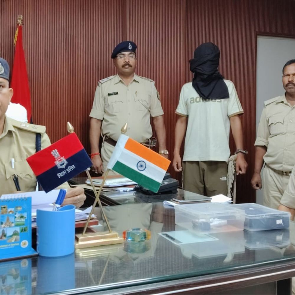 मुजफ्फरपुर में हथियार के साथ युवक गिरफ्तार:हथियार लेकर घूम रहा था तीन जिलों में वांटेड बदमाश, बाइक चेकिंग के दौरान धराया