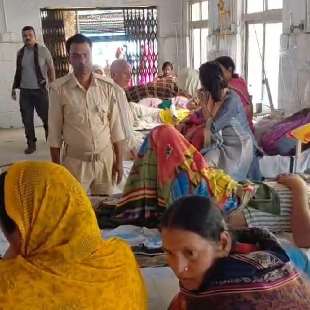 हथियार से लैस 3 संदिग्धों की ग्रामीणों ने की पिटाई:संदेह होने पर बाइक सवार को रोका, पिस्टल बरामद; मारपीट के बाद पहुंची पुलिस