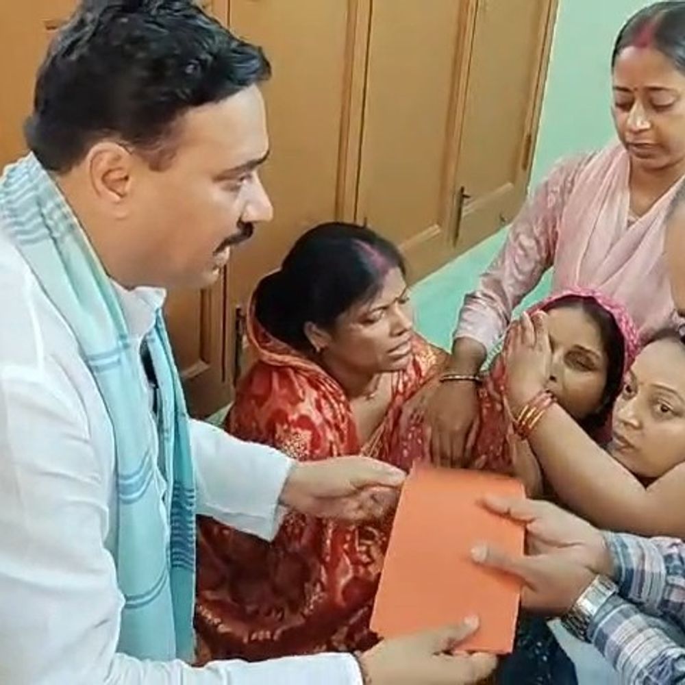 कोलकाता भगदड़:मुजफ्फरपुर पहुंचे मंत्री उमेश राय,मृतक के परिजन से मिले:50 लाख का सौंपा चेक; भाई बोला-परिवार के एक सदस्य को नौकरी