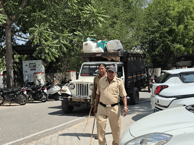 कलेक्ट्रेट में डॉग्स की निगरानी के लिए लगाए दो गार्ड:खाकी वर्दी में दिनभर लाठी लेकर घूमते हैं, वकील और मजदूर को काटा था
