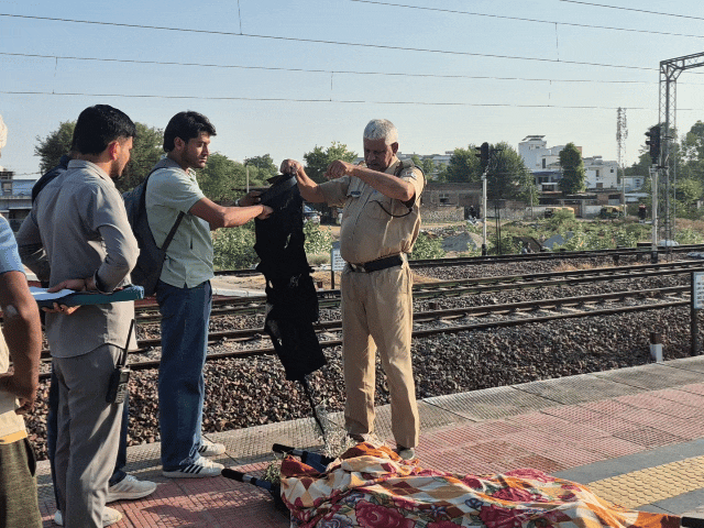 ट्रेन की चपेट में आया युवक, पटरियों पर बिखरा शव:झुंझुनूं में पुलिस लाइन पुलिया के पास हादसा, नहीं हो पाई शिनाख्त