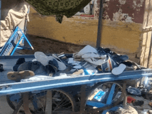 सीकर में ठेला लगाने वाले युवक पर चाकूबाजी:गुस्साए लोगों ने ठेलों से सामान फेंका, युवक को रैफर किया