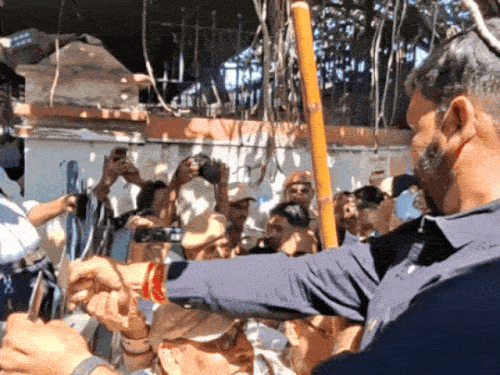 सीकर में कांग्रेस ने निकाला आक्रोश मार्च:राहुल गांधी की गिरफ्तारी का विरोध कर नारेबाजी की, कलेक्ट्रेट के गेट पर चढ़े