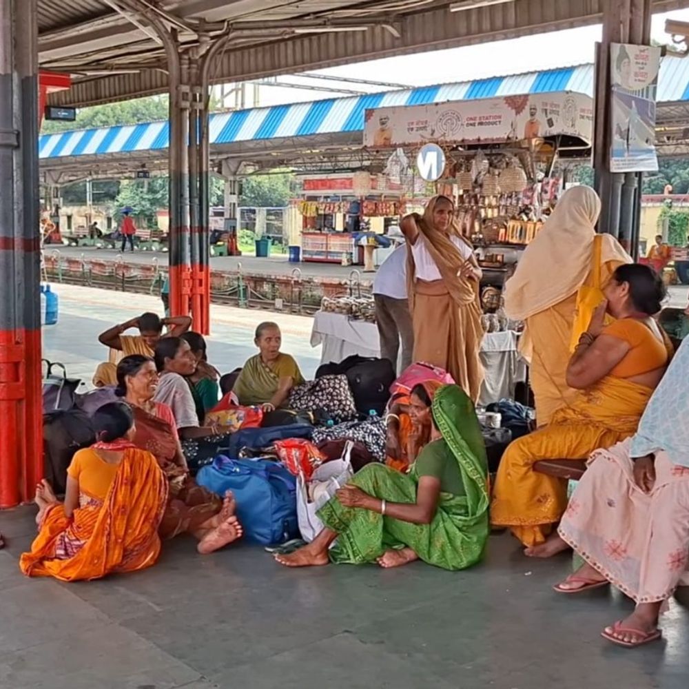 मुरादाबाद रेल मंडल की ट्रेनें निरस्त होने से यात्री परेशान:स्टेशन पर घंटो इंतजार के बाद भी नहीं मिलीं ट्रेन, स्टेशन पर घूमते रहे बदहाल यात्री