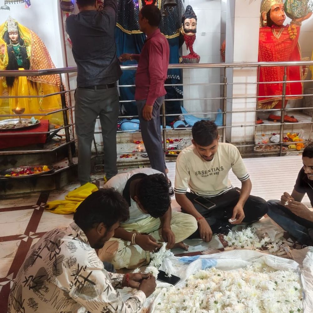 मुरादाबाद में विदेशी फूलों से सजेगा मां का दरबार:नवरात्रि के नौ दिनों माता रानी को रोजाना उनके अलग-अलग नौ स्वरूपों में सजाया जाएगा