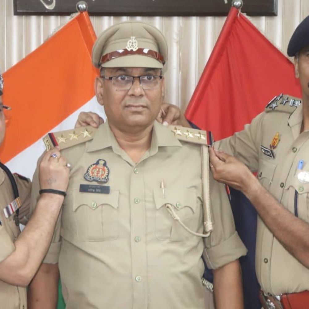 मुरादाबाद में चार उपनिरीक्षक बने इंस्पेक्टर:DIG और SSP ने प्रमोशन पाने वाले उपनिरीक्षकों को लगाए स्टार