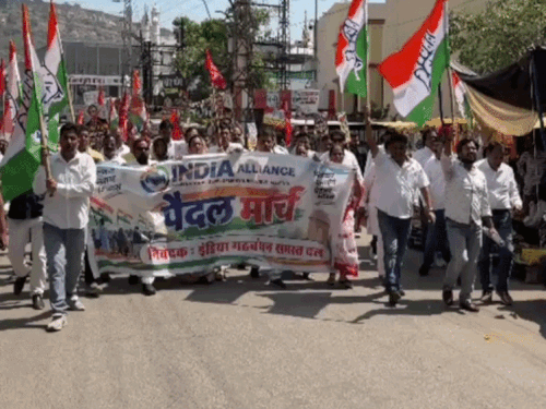 चित्तौड़गढ़ में चुनाव आयुक्त के खिलाफ कांग्रेस का प्रदर्शन:पुतला फूंककर आंदोलन की चेतावनी, कहा- मतदाता सूची से करोड़ों नाम हटाए जा रहे