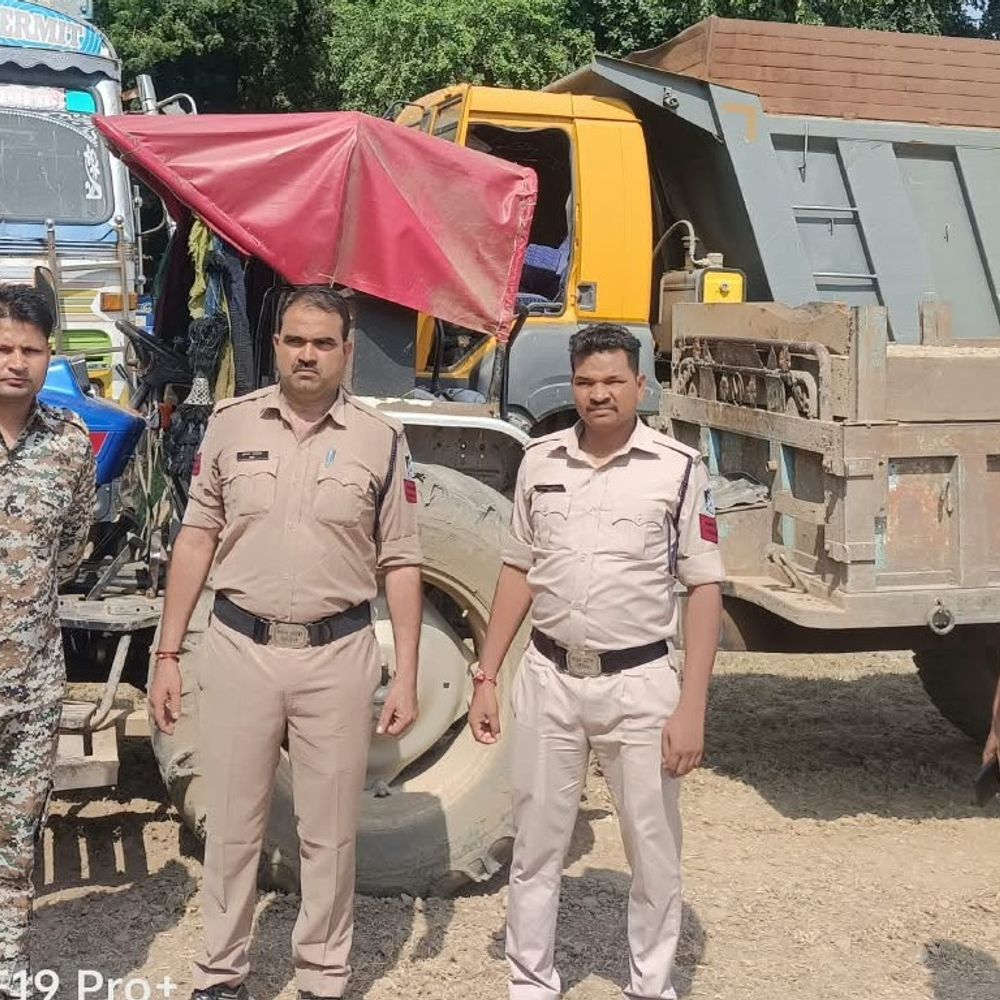 मुरैना में अवैध रेत से भरी ट्रैक्टर-ट्रॉली जब्त:पुलिस ने घेराबंदी कर चालक को पकड़ा; आसन नदी से लाया जा रहा था 7 लाख का माल, केस दर्ज
