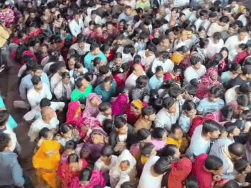 कालिका माता मंदिर में मंगला आरती पर उमड़े हजारों श्रद्धालु:नवरात्रि पर सुबह 4 बजे खुले मंदिर के पट, रात 10 बजे तक होंगे दर्शन