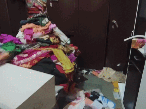 बंद मकान से 8 लाख की ज्वेलरी-कैश भी पार:दरवाजे टूटे देख पड़ोसियों ने मालिक को फोन किया, CCTV में एक महिला और 3 युवक दिखे