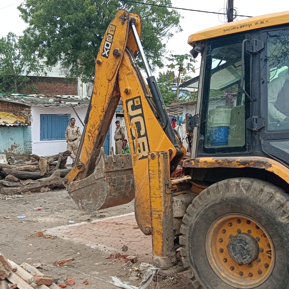 पारस की मौत में आरोपी के मकान पर चला बुलडोजर:जबलपुर में प्रशासन की कार्रवाई, 6 आरोपी गिरफ्तार; देवी जागरण पर लाठी-डंडों से की थी हत्या