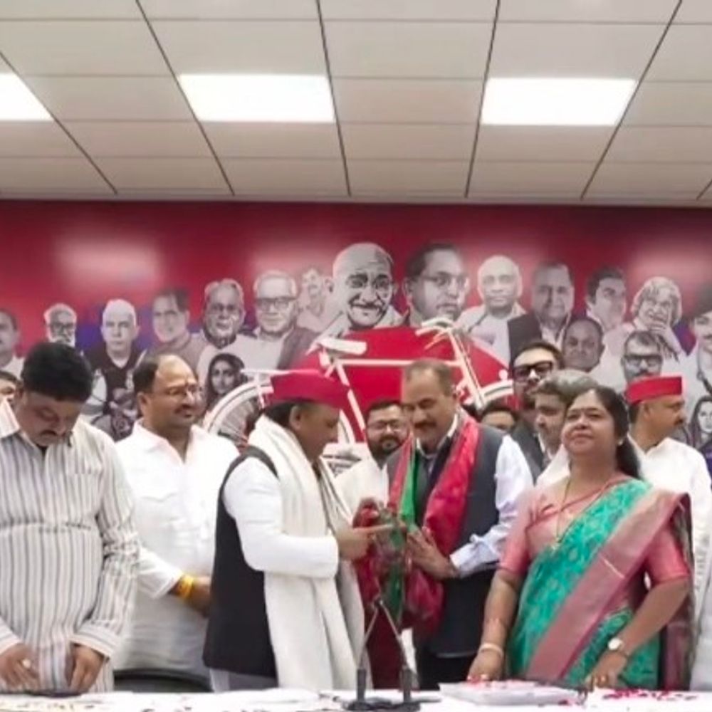 रिटायर्ड PPS महेंद्र कुमार पत्नी संग समाजवादी पार्टी में शामिल:अखिलेश बोले सपा को गोंडा में मिलेगी मजबूती, भाजपा नेता भवानी भीख शुक्ला भी सपा में आए