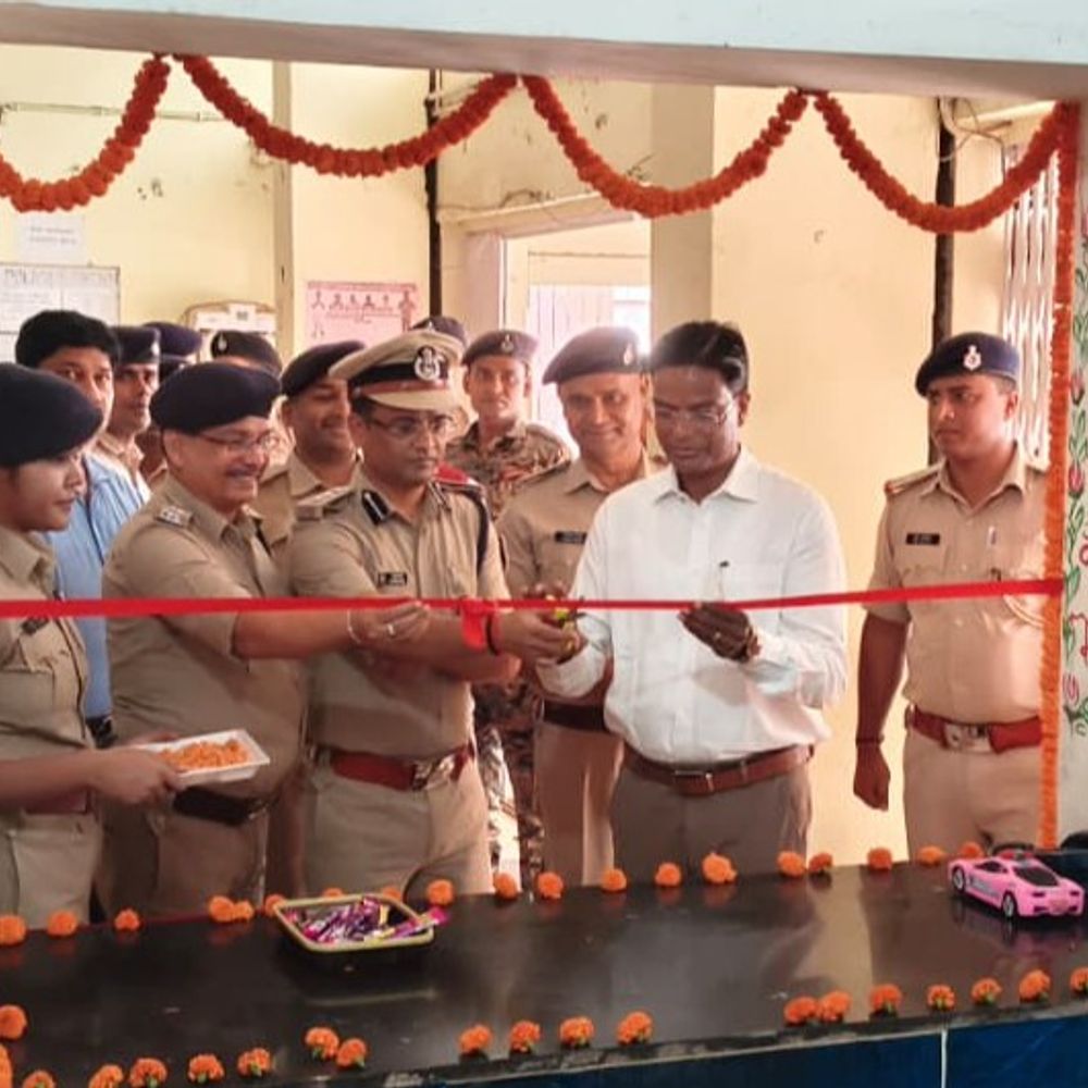 दरभंगा के 40 थानों में चाइल्ड हेल्प डेस्क का शुभारंभ:डीएम-एसएसपी ने फीता काटकर किया उद्घाटन; CWPO और महिला पुलिसकर्मियों की तैनाती