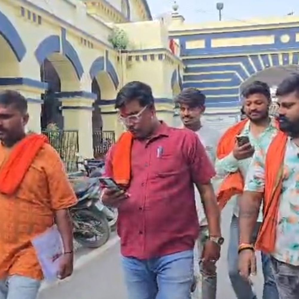 दरभंगा में डांडिया पर अनुमति की शर्त लगाए प्रशासन:पूजा स्थलों के पास मांसाहारी दुकानें नियंत्रित हों, विहिप-बजरंग दल ने डीएम को सौंपा ज्ञापन