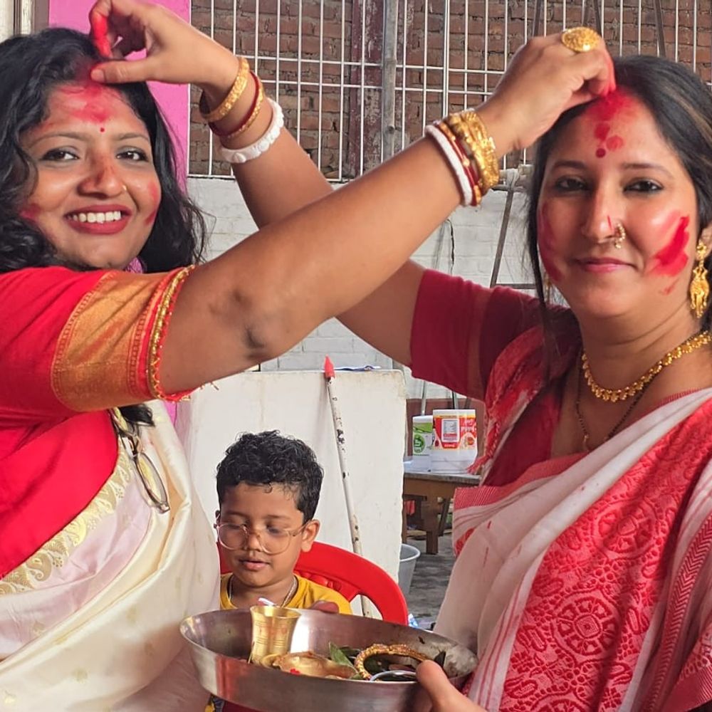 दरभंगा में विजयादशमी पर सिंदूर खेला,मां दुर्गा को किया विदा:सिख परिवार की महिलाएं भी हुईं शामिल, बंगाल-मिथिला की संस्कृति का दिखा संगम