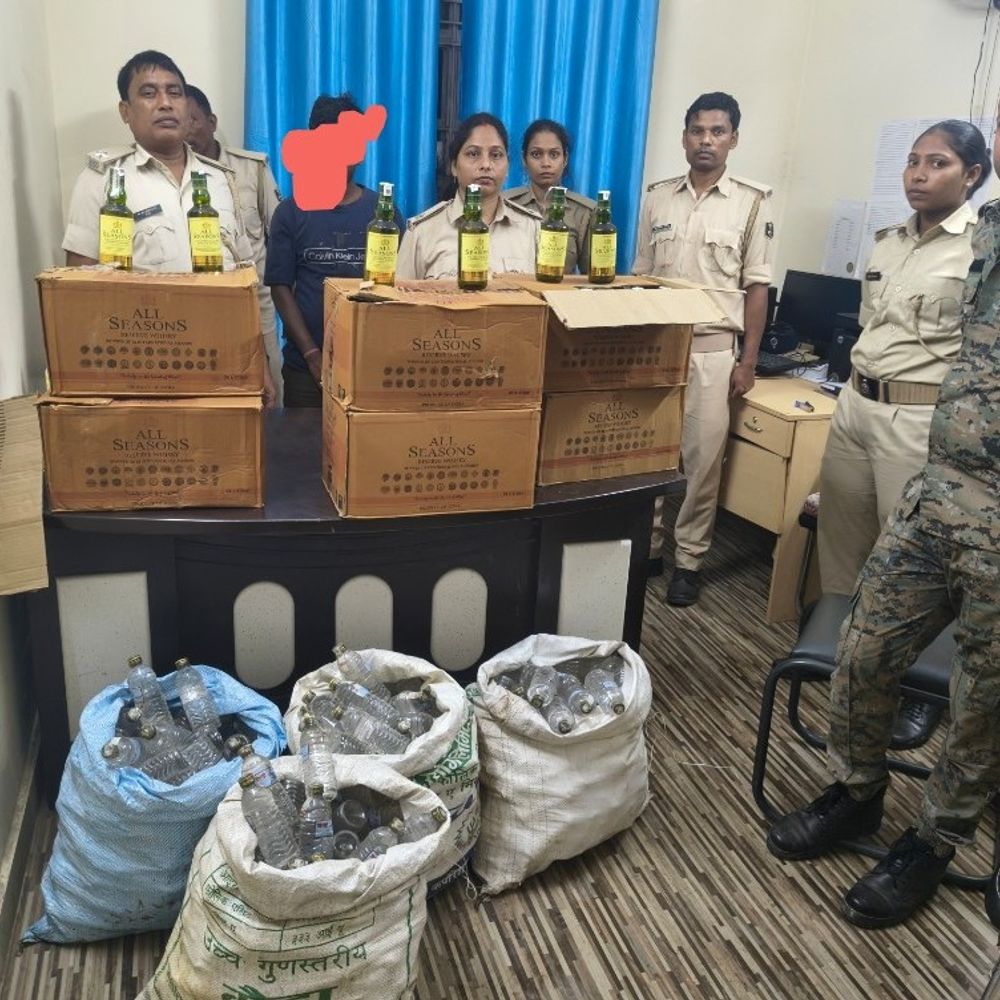 दरभंगा में 1557 लीटर से अधिक शराब जब्त:झाड़ियों से छिपाकर रखी थी नेपाली शराब, पुलिस ने तीन को किया गिरफ्तार