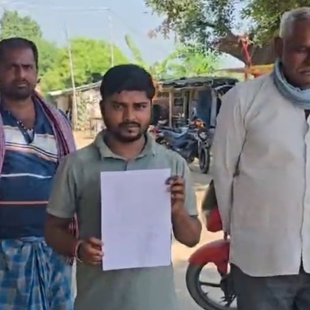 दरभंगा में पिस्टल लहराकर ग्रामीणों को धमकाया:गाली-गलौज और मारपीट का भी आरोप, थाने में शिकायत; सुरक्षा की मांग