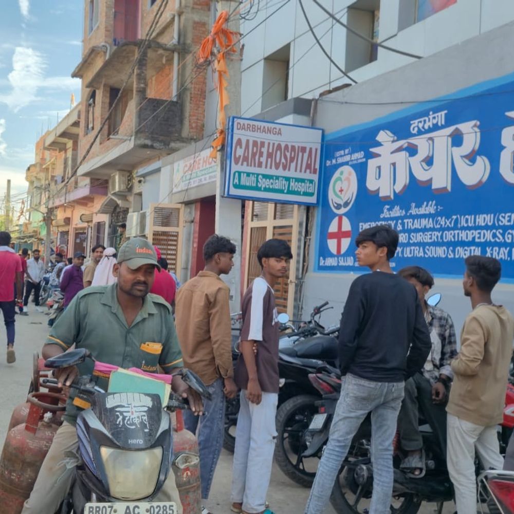 दरभंगा- पैसे मांगने पर चाय दुकान कर्मी को चाकू मारा:चार युवकों पर मारपीट, रुपये-मोबाइल छीनने के आरोप; निजी अस्पताल में चल रहा इलाज