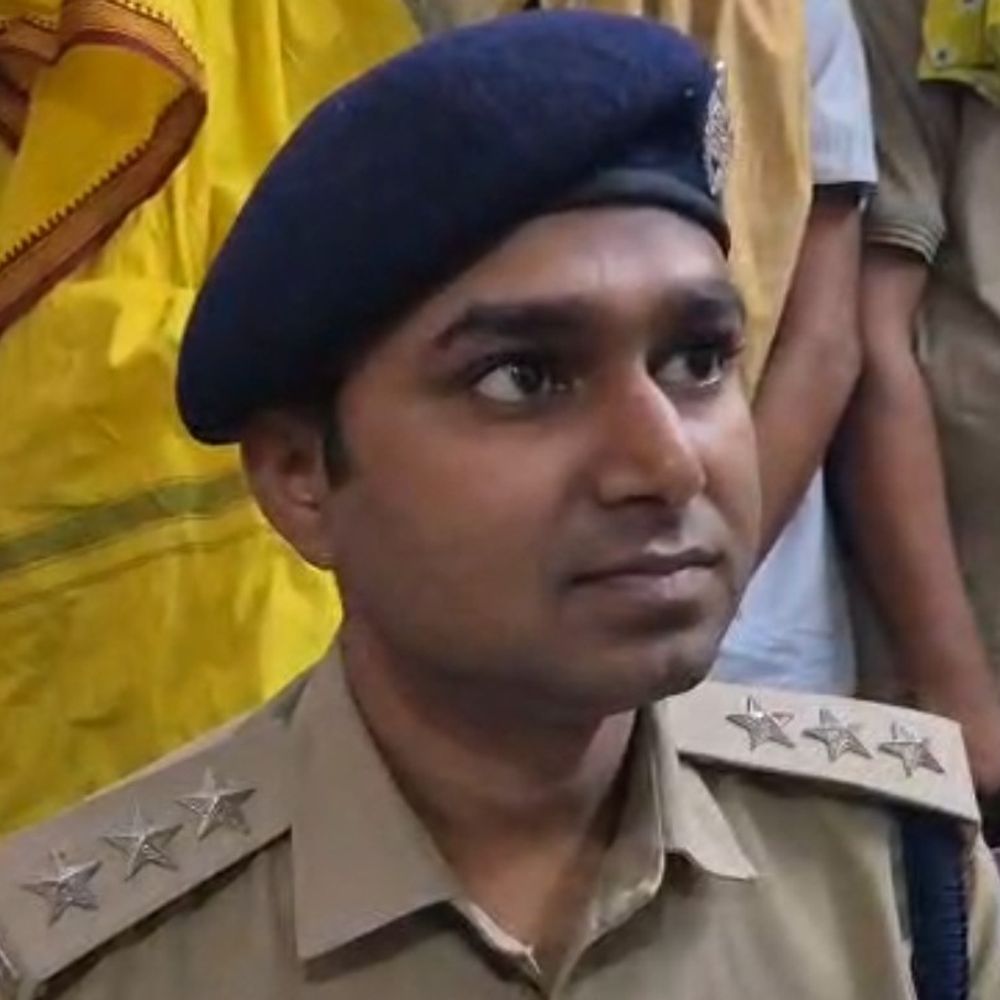 दरभंगा में ट्रेन से 5 संदिग्ध गिरफ्तार:हावड़ा-रक्सौल एक्सप्रेस में यात्रियों का सामान चुराने का आरोप; 2.25 लाख का सामान बरामद