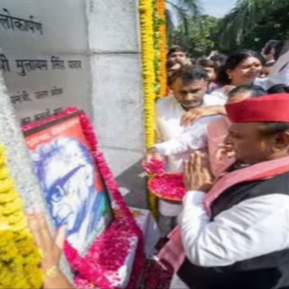 अखिलेश यादव ने लोहिया की प्रतिमा पर किया माल्यार्पण:बोले- लोहिया और नेताजी के संकल्पों के साथ समाजवाद को करेंगे मजबूत