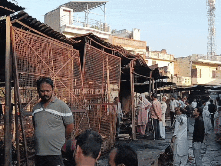 झांसी की सब्जी मंडी में युवक ने लगाई आग:40 दुकानें जलीं, दुकानदार बोले-हमें मिटाकर यहां बिल्डिंग खड़ी करना चाहते हैं माफिया