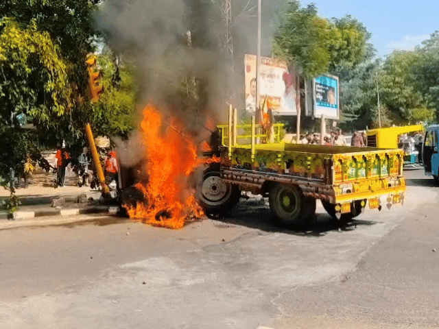 ट्रैक्टर ने एक्टिवा को मारी टक्कर,आग लगी:कई मीटर तक घसीटते लेकर गया, दो महिला सवार थी
