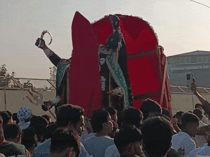 झांसी में काली माता की शोभायात्रा में उमड़ा जनसैलाब:दरबार जाते हुए हजारों भक्तों ने किए दर्शन, पंचकुइयां मंदिर पर लगी एक किलोमीटर लंबी लाइन