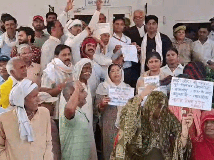 झांसी कलेक्ट्रेट में आवास विकास परिषद के खिलाफ प्रदर्शन:चार गांव के जमीन मालिकों ने की नारेबाजी, बोले-हम अपनी जमीन नहीं देंगे