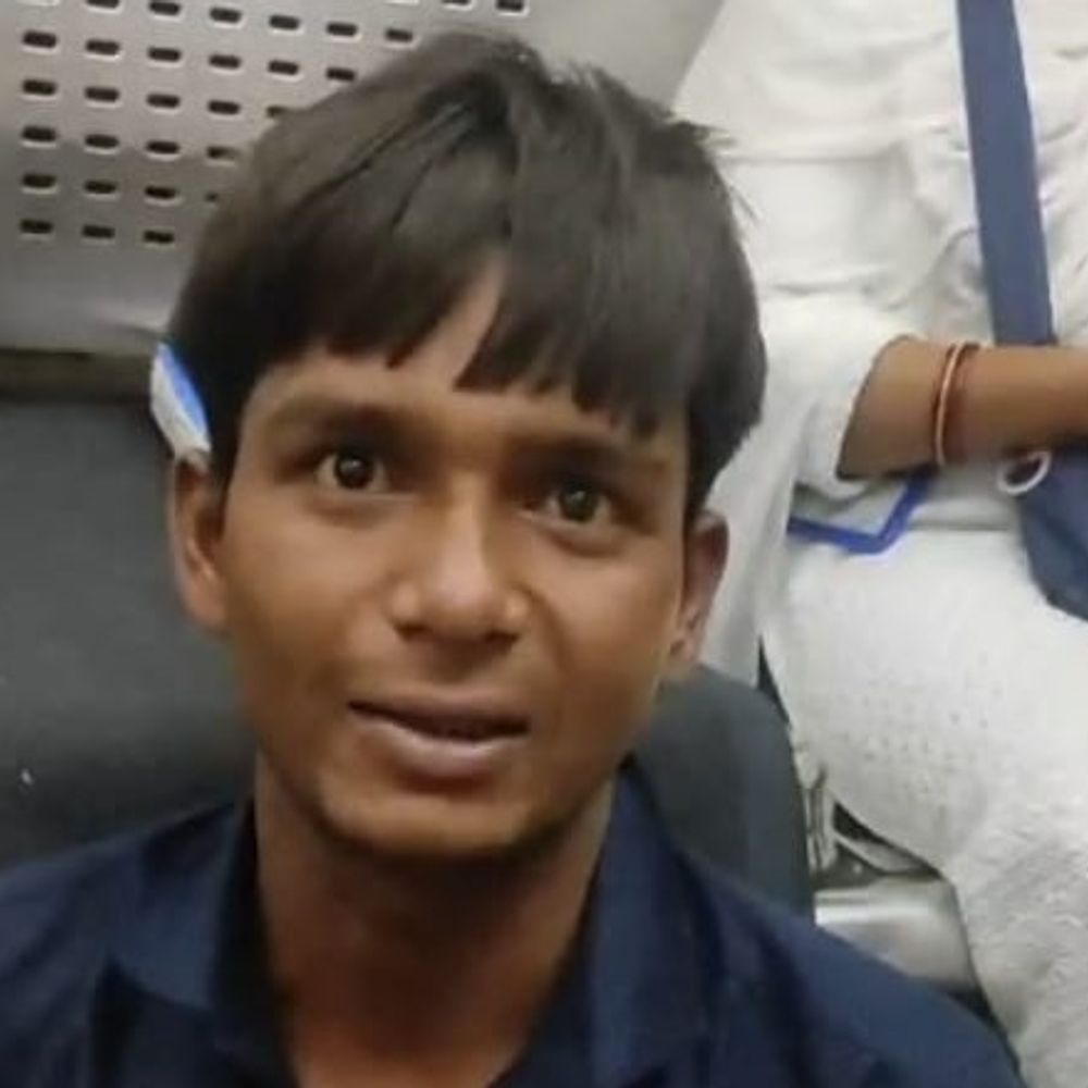 झांसी स्टेशन पर बिना टिकिट पकड़ा युवक निकला चोर:बार-बार कॉल आने पर भी फोन नहीं उठा रहा था, TTE ने कॉल रिसीव की तो खुला राज