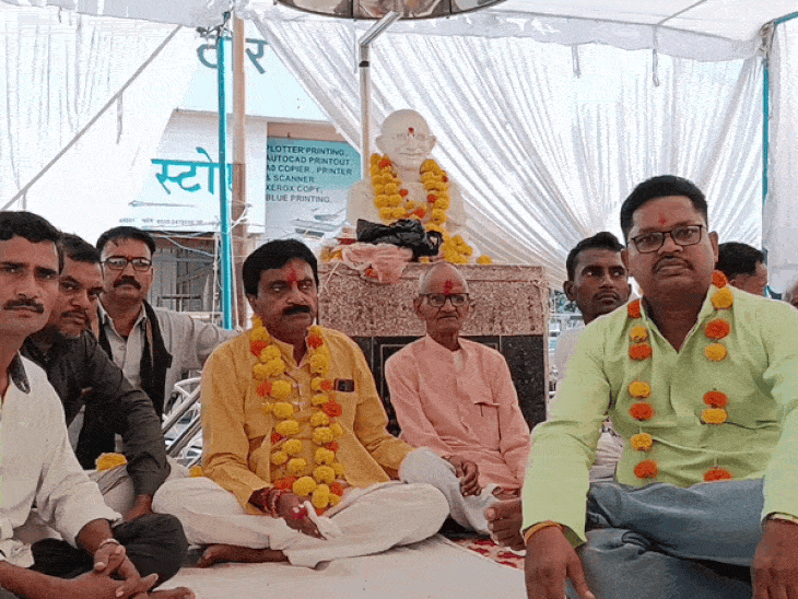 झांसी में अनशन पर बैठे लोगों को पुलिस ने उठाया:बुंदेलखंड राज्य निर्माण की मांग को लेकर गांधी उद्यान में 80 साल के बुजुर्ग भी कर रहे थे प्रदर्शन
