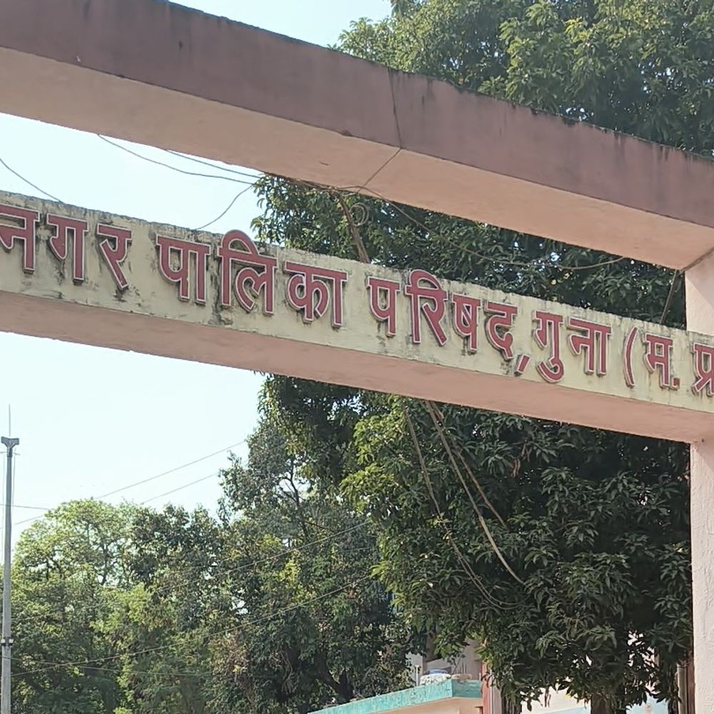 गुना नगरपालिका में स्ट्रीट लाइट खरीदी 10 महीने से अटकी:अध्यक्ष और PIC की मंजूरी के बाद फाइल साइन होने में लगे 5 महीने; अब तक टेंडर जारी नहीं