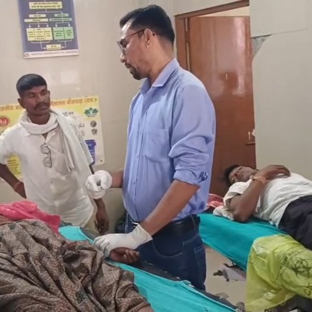 बांसवाड़ा में मामूली कहासुनी में तलवार से हमला:हथेली पर 20 टांके आए, पड़ोसियों ने मां-बेटे से मारपीट की