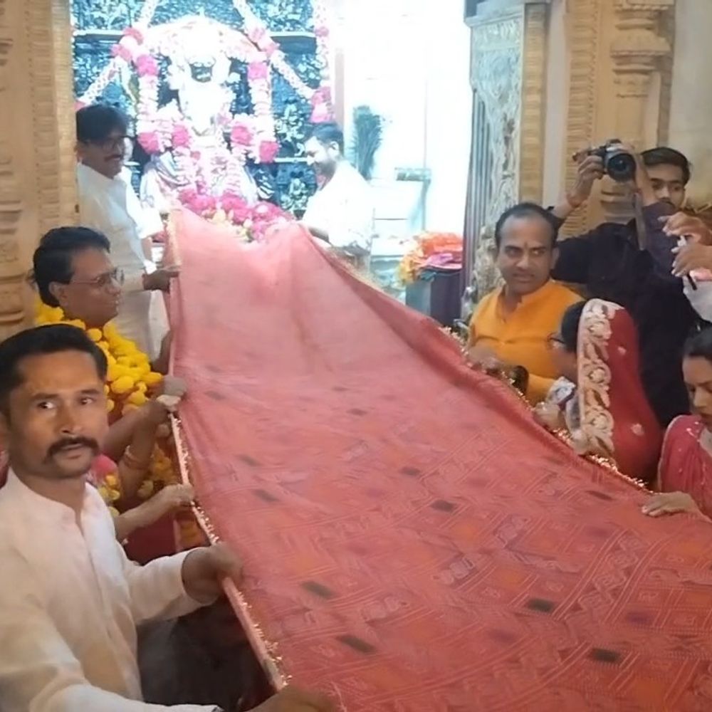 नवरात्रि के पहले दिन त्रिपुरा सुंदरी दरबार में उमड़े श्रद्धालु:पहले दिन पंचरंगी श्रृंगार हुआ, इंदौर से श्रद्धालुओं ने 5 किलोमीटर लंबी चुनरी चढ़ाई