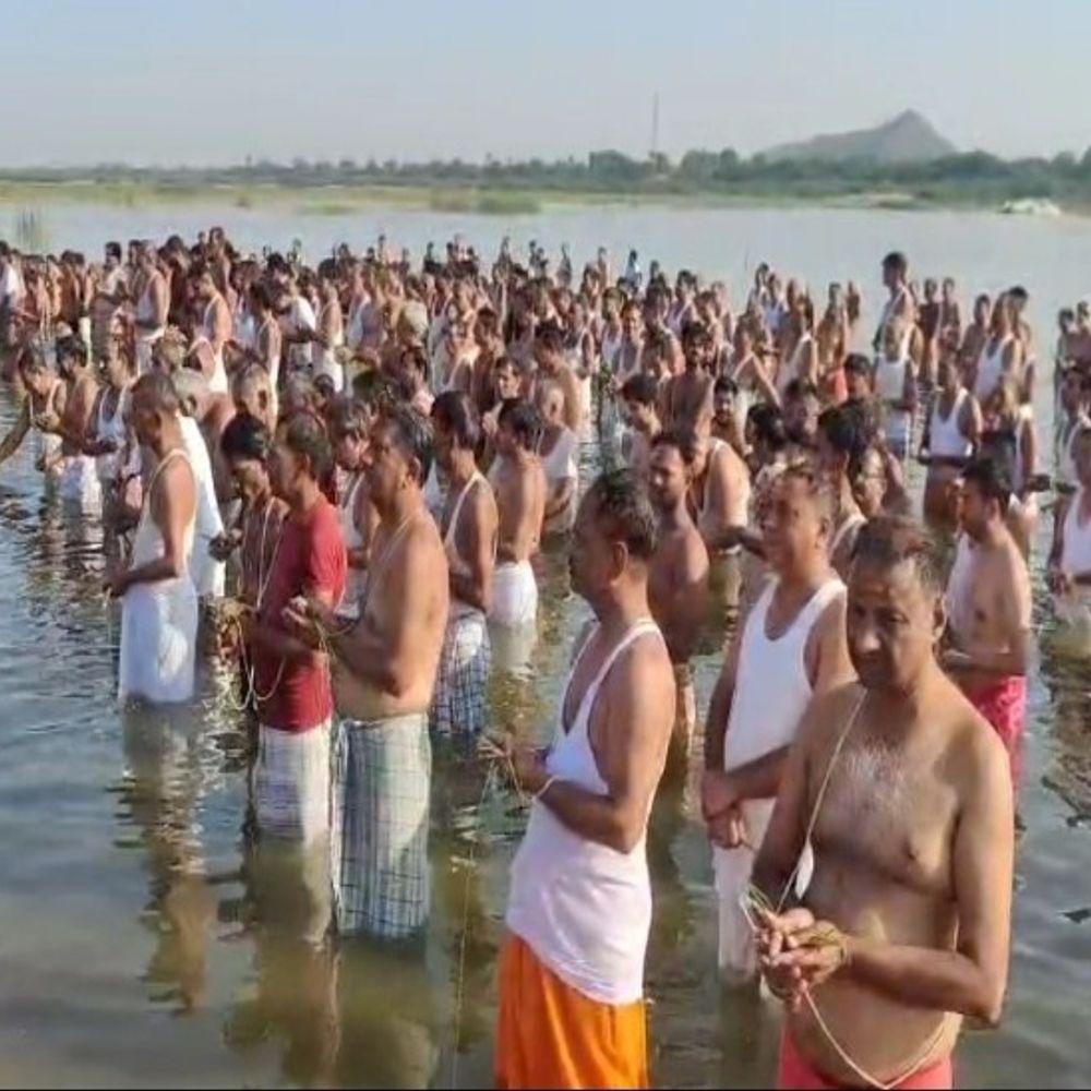 शहीद जवानों के लिए बनास नदी में तर्पण किया:जिलेभर के लोग जुटे, कोरोना में ऑनलाइन हुआ था आयोजन
