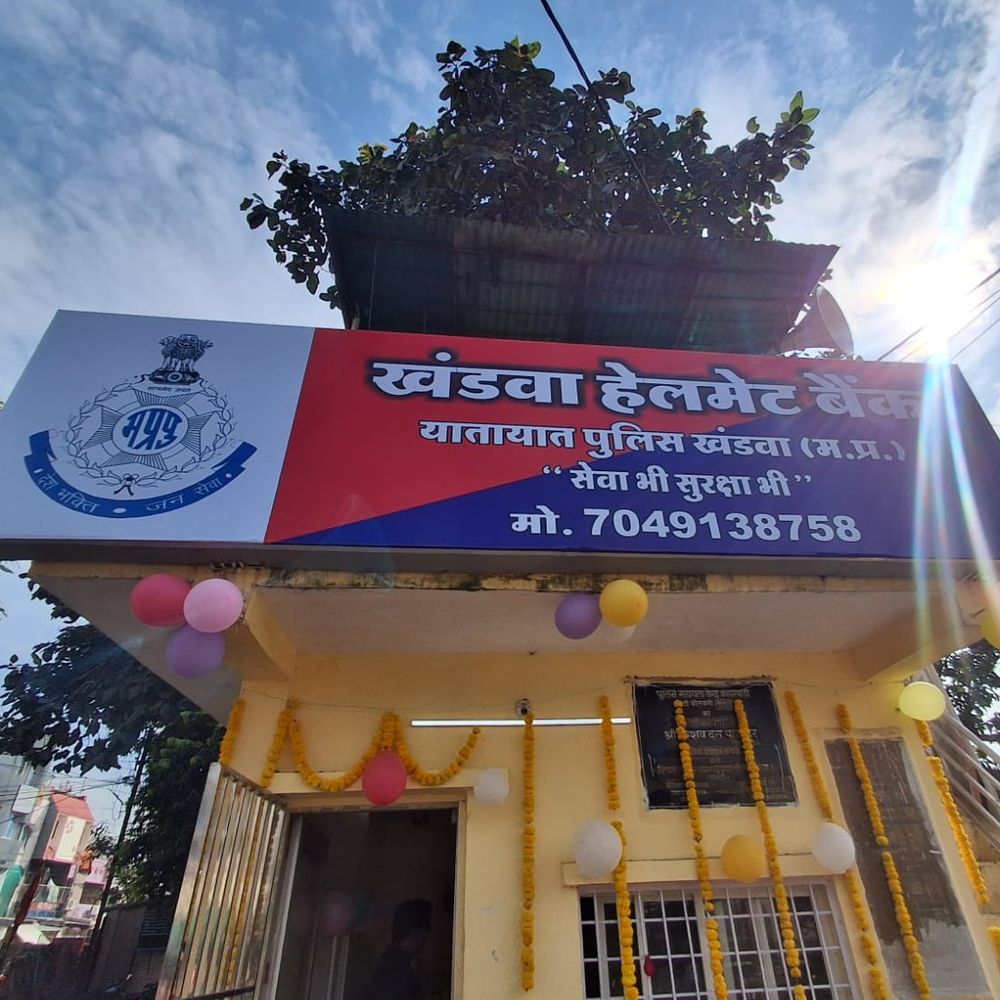 खंडवा में हेलमेट बैंक शुरू, फ्री में ले सकेंगे:ट्रैफिक पुलिस ने कहारवाड़ी चौकी में रखे 50 हेलमेट, यात्रा पूरी होने के बाद लौटाना होगा