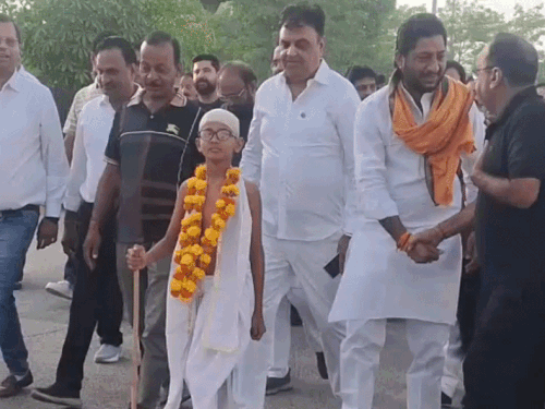 श्रीगंगानगर में गांधी जयंती पर निकली शांति यात्रा:सर्वधर्म सभा में अधिकारियों ने गाए बापू के गीत, पुष्प अर्पित कर श्रद्धांजलि दी