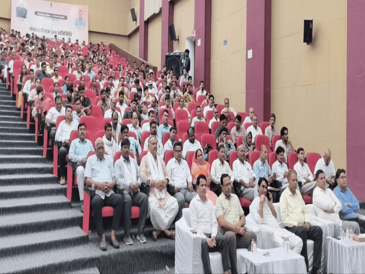 CM ने किया जनप्रतिनिधियों से संवाद:पंचायतों में विकास कार्यों के अनुभव सुने, अधिकारियों के हाथों मिला सम्मान