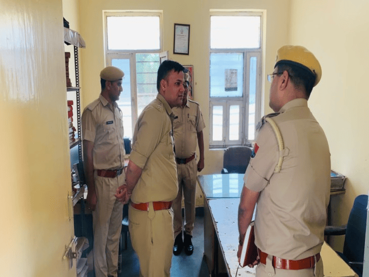 पंचायत चुनाव से पहले एक्शन मोड में एसपी कुन्दन कंवरिया:तीन थानों का निरीक्षण किया; रात्रि गश्त और नाकाबंदी बढ़ाने के निर्देश