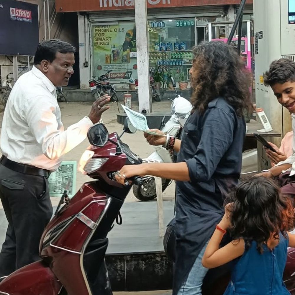 कांग्रेस ने बांटे ‘वोट बचाओ, देश बचाओ’ अभियान के पर्चे:रावण दहन देखने पहुंचे लोगों को दिए 500 पर्चे; ज्ञानेश कुमार के इस्तीफे की मांग