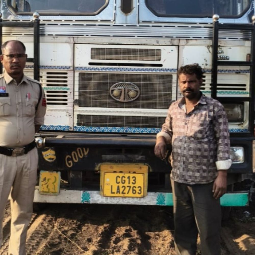 रायगढ़ में 5.29 लाख का कबाड़ लोड ट्रक जब्त:पुलिस को 17.650 टन स्क्रैप के दस्तावेज नहीं दिखा सका ड्राइवर, गिरफ्तार