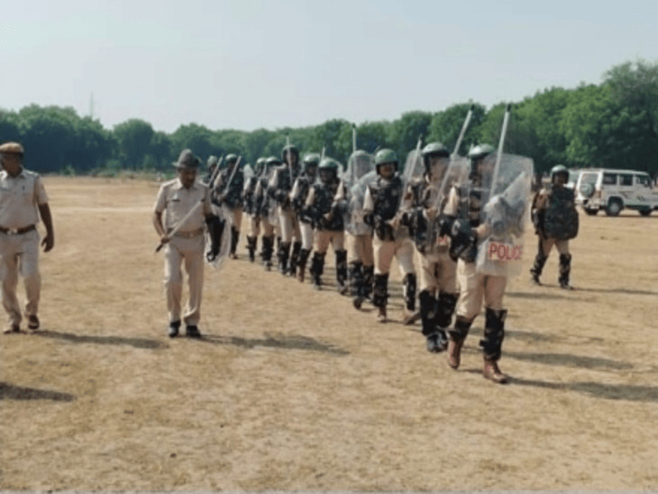 वज्र वाहन, अग्निवर्षा और QRT टीम के साथ मॉक ड्रिल:वोटिंग से पहले पुलिस के 400 जवानों ने ली बलवा नियंत्रण की ट्रेनिंग