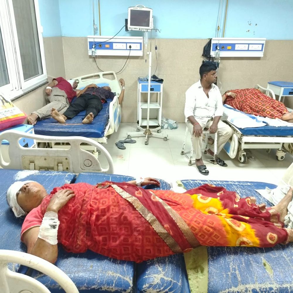 भोजपुर में प्रॉपर्टी विवाद में मां-बेटों की पिटाई:पीड़िता बोला- दादी के कहने पर चाचा घर से निकाल रहे थे, विरोध करने पर लाठी-डंडे से किया हमला