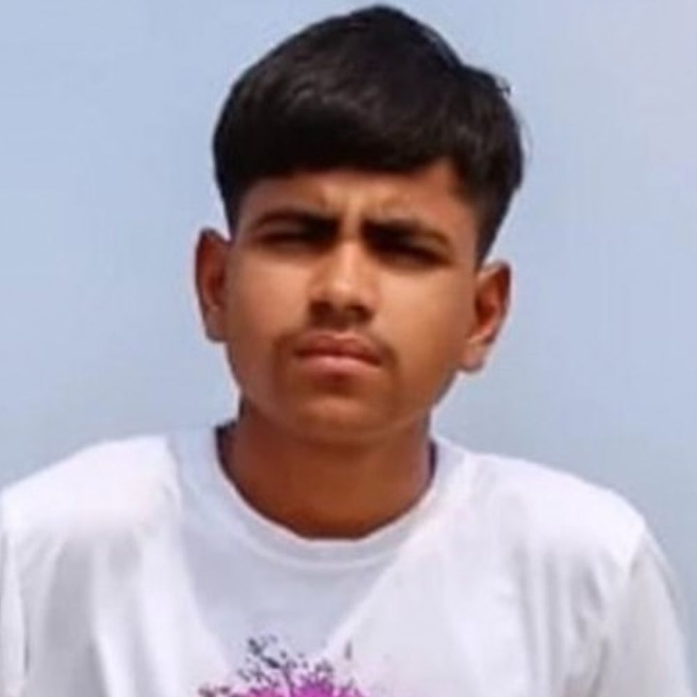 भोजपुर- तेज रफ्तार वाहन ने बाइक में मारी टक्कर:एक दोस्त की मौत, दूसरे की हालत गंभीर; बच्ची को स्कूल छोड़कर घर लौटते समय हुआ हादसा