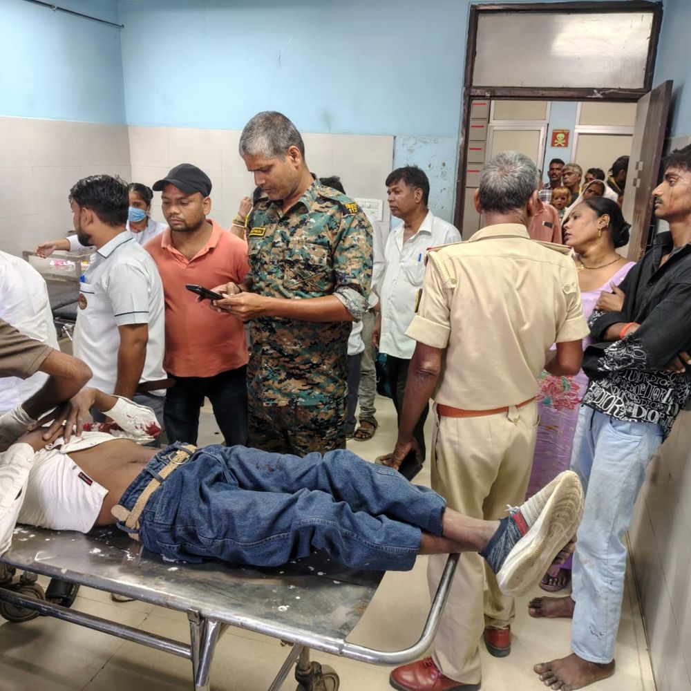 भोजपुर- सड़क हादसे में चचेरे भाई समेत तीन घायल:बालाजी मंदिर घूमकर वापस लौट रहे थे, तेज रफ्तार ट्रैक्टर ने मारी टक्कर; दो की हालत गंभीर