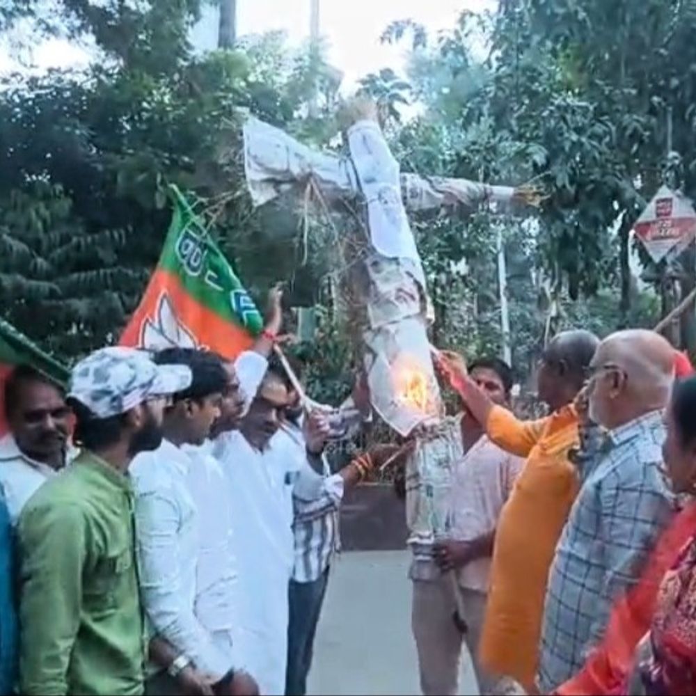 भाजपा ने मल्लिकार्जुन खड़गे का पुतला फूंका:पीएम मोदी पर आपत्तिजनक टिप्पणी के विरोध में आक्रोश, माफी मांगने की मांग