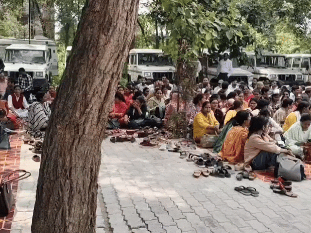 NHM के संविदा कर्मचारियों ने उठाई नियमितीकरण की मांग:CMO कार्यालय में प्रदर्शन; 6 सूत्रीय मांगों को लेकर सौंपा ज्ञापन, अनिश्चितकालीन हड़ताल की दी चेतावनी