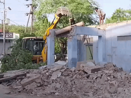 UIT ने रणथंभौर लिंक रोड पर अतिक्रमण हटाया:8-8 फीट के फुटपाथ का निर्माण प्रस्तावित, 60 फीट क्षेत्र में चौड़ीकरण होगा