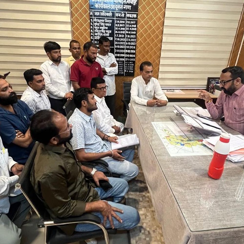 नगर परिषद आयुक्त से बोले कांग्रेसी पार्षद- सफाई करवाएं:दीवाली के त्योहार पर वार्डों में बिजली की सप्लाई भी सुचारू रखने की मांग