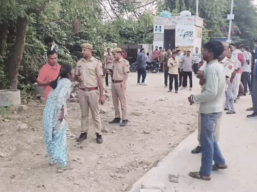 नीम के पेड़ पर फंदे से लटका-मिला युवक का शव:एफएसएल टीम ने सबूत जुटाए, मौत के कारणों का नहीं चला पता