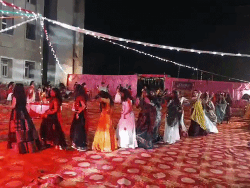 डांडिया नाइट में डॉक्टर्स ने जमकर किया डांस:मेडिकल कॉलेज सवाई माधोपुर में स्टूडेंट्स और टीचर्स एक साथ थिरकते दिखे